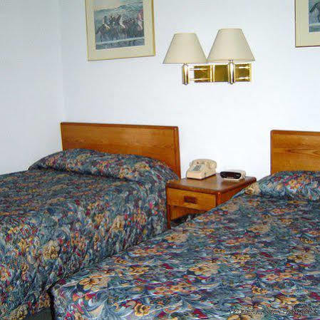 Economy Inn Plymouth Exterior photo